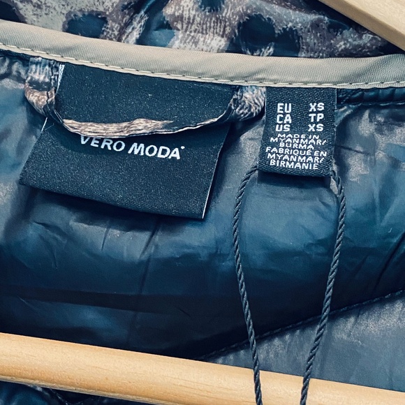 Vero Moda lighweight puffy jacket - XS - Perfect Condition! - Picture 3 of 3